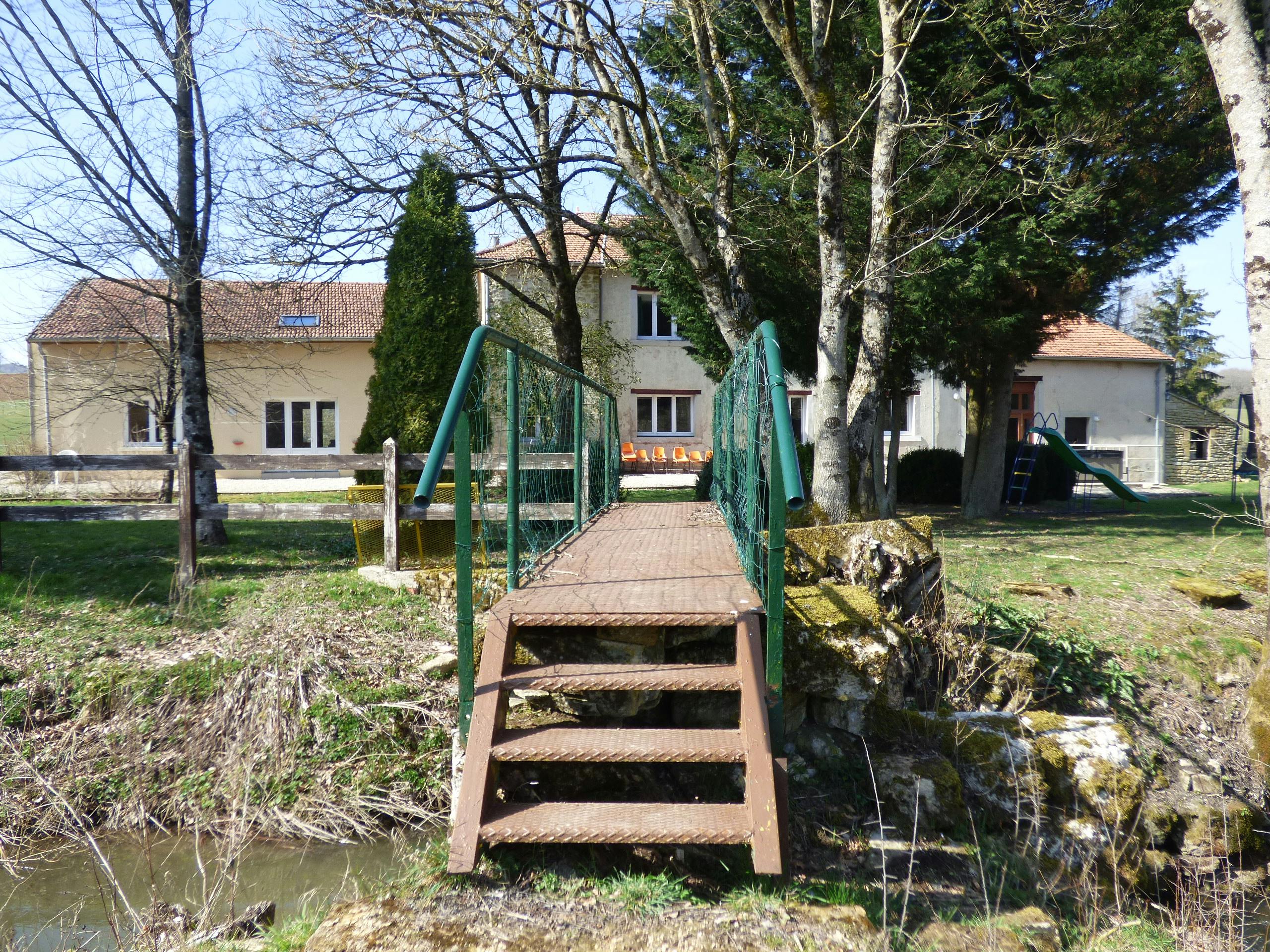 Pont accès étang gite Petit Nay