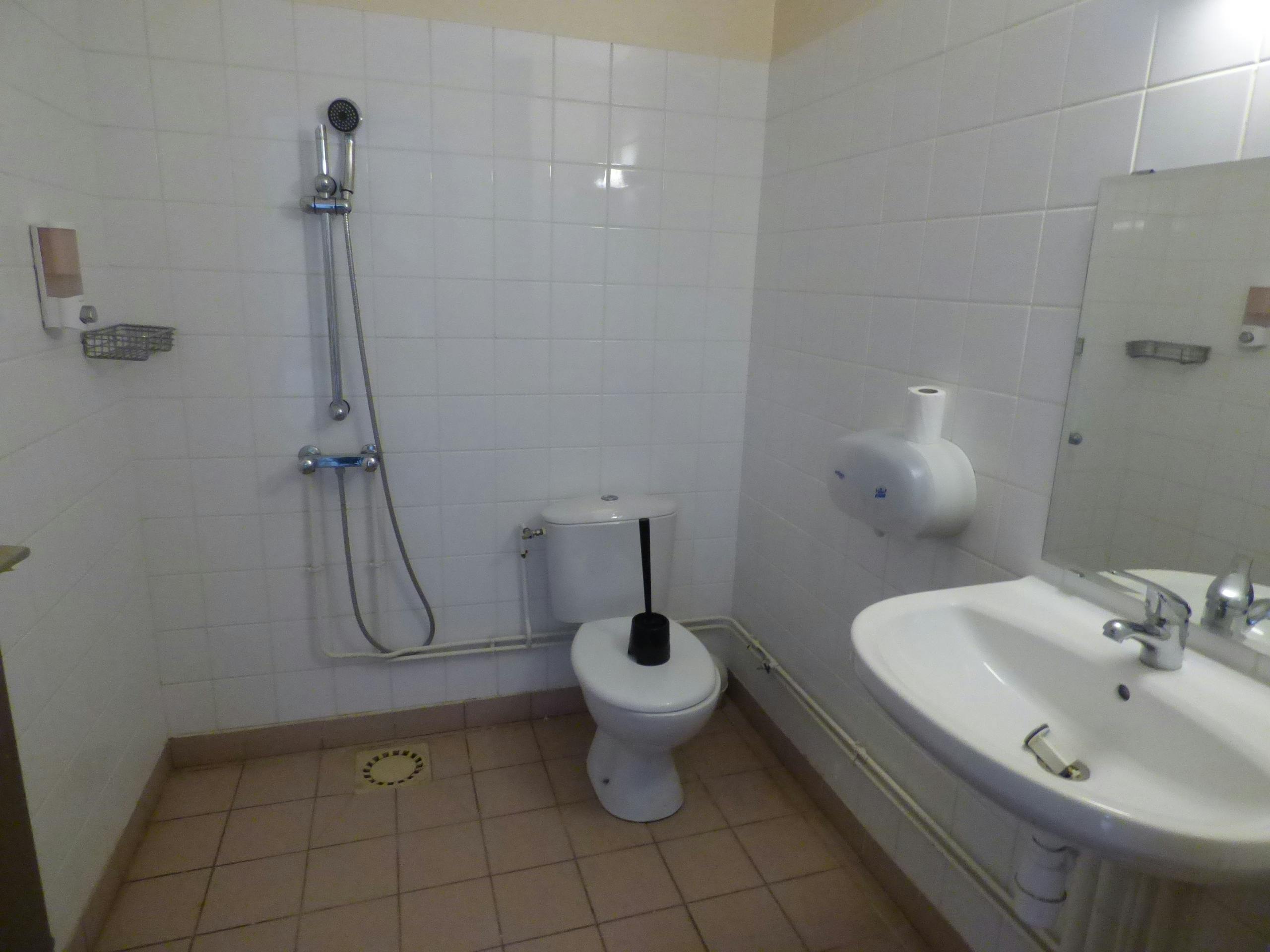 Salle de bain chambre pour handicapé gîte Petit Nay